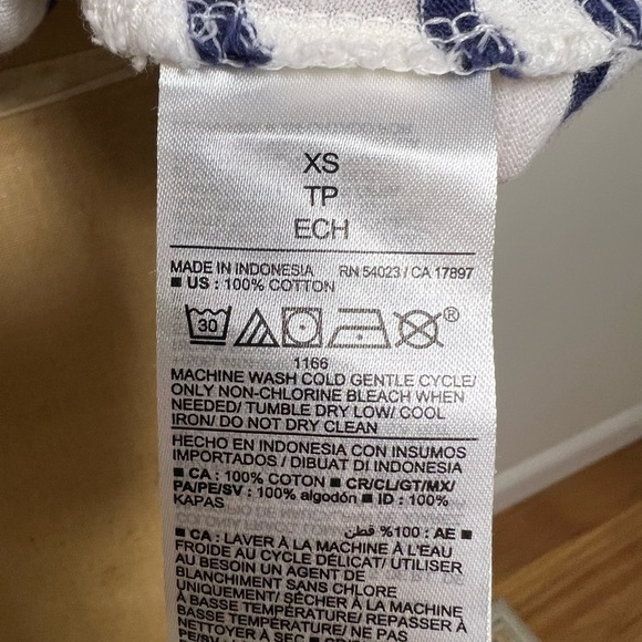 Old Navy navy and white striped women’s v-neck t-shirt XS 
Tee - Picture 5 of 5